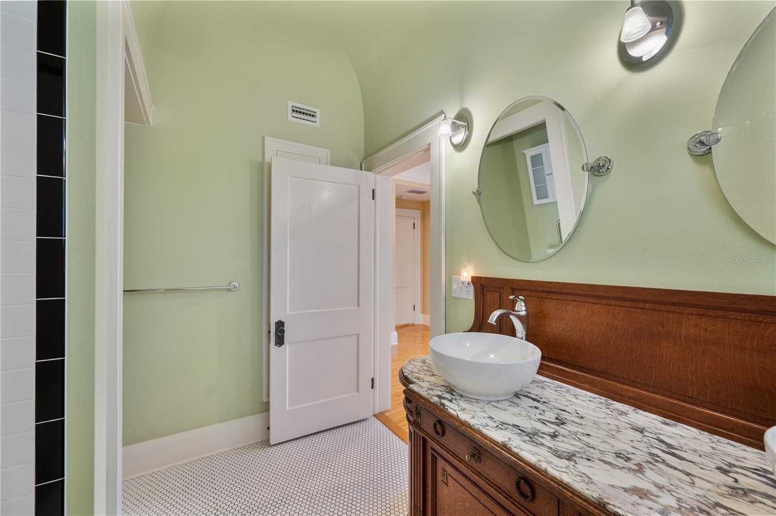 Image 7 of 67 For 832 Success Avenue