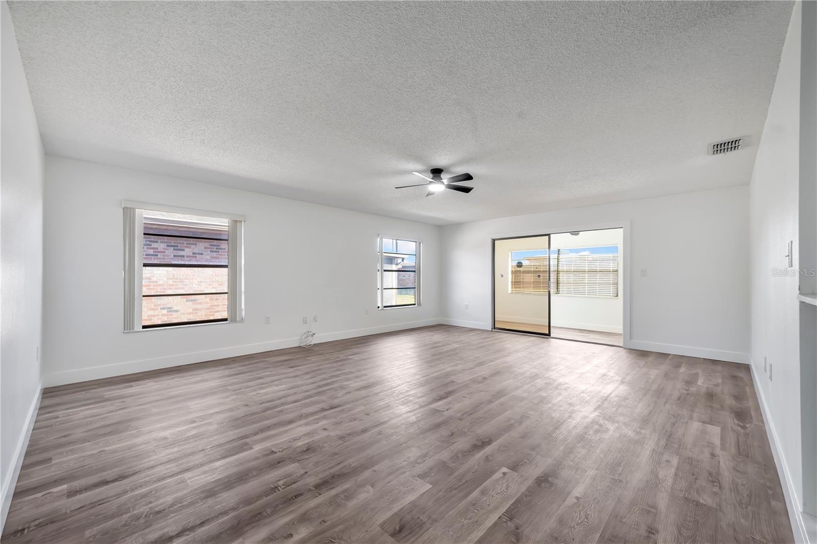 Image 20 of 36 For 661 Lake Carolyn Circle