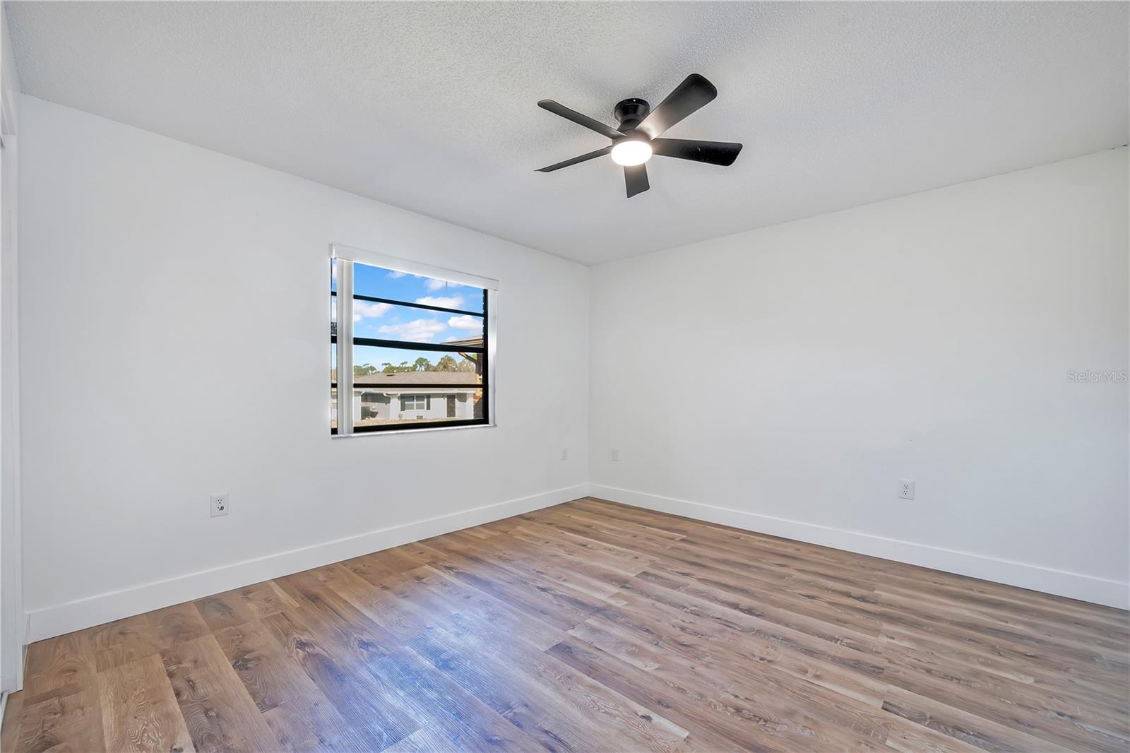 Image 22 of 36 For 661 Lake Carolyn Circle