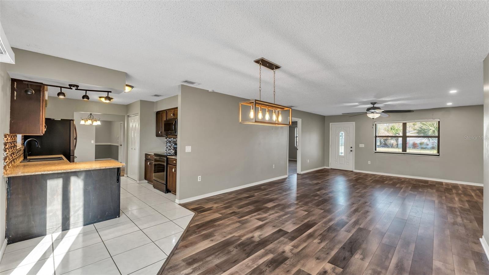 Image 18 of 46 For 4036 Hollyhead Circle S