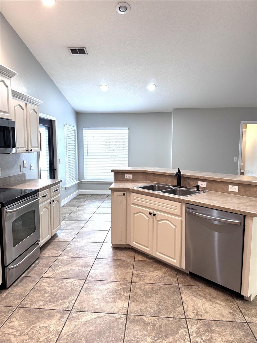 Image 9 of 39 For 2616 Hickory View Loop