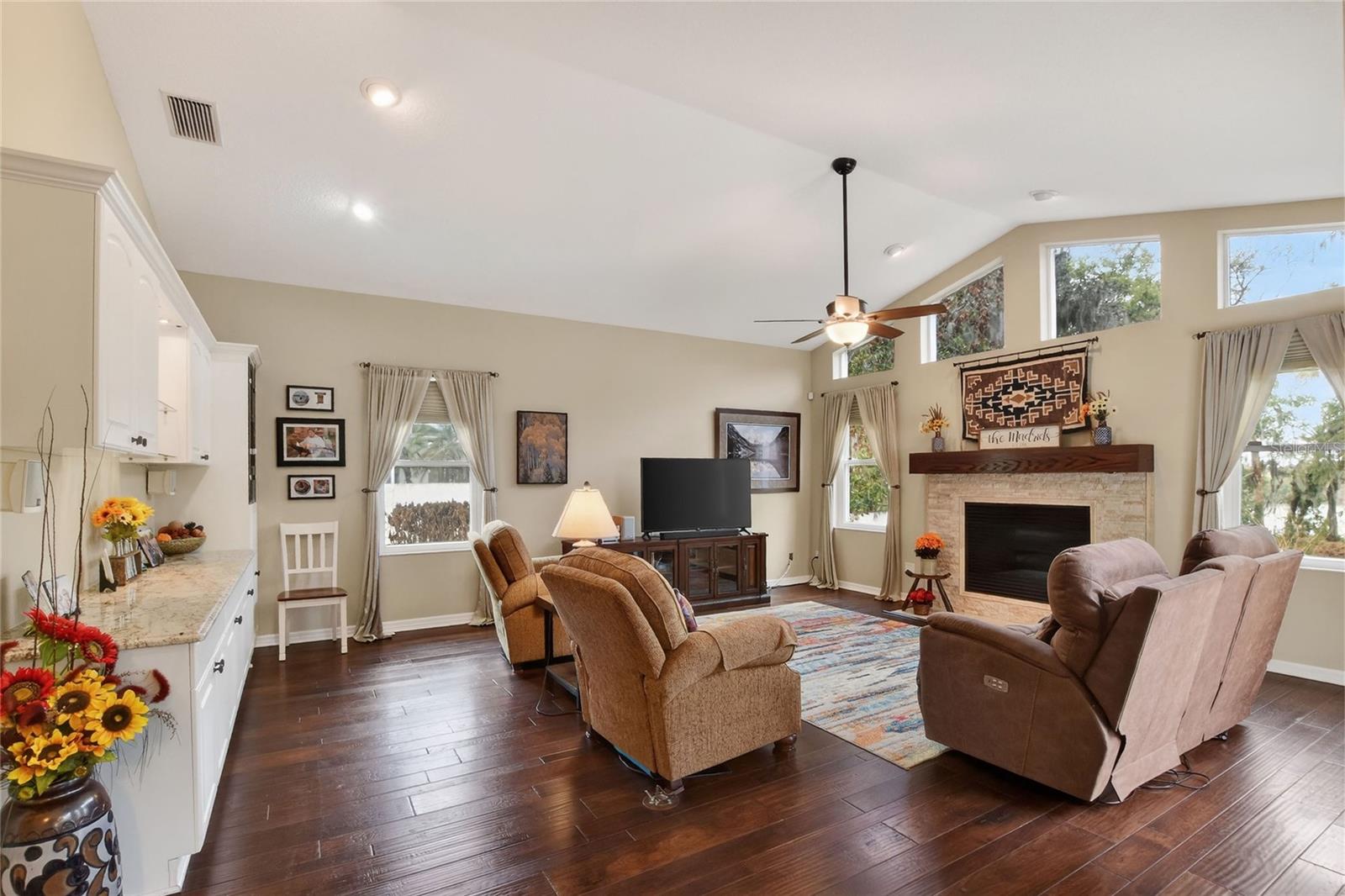 Image 12 of 76 For 858 Hanover Way