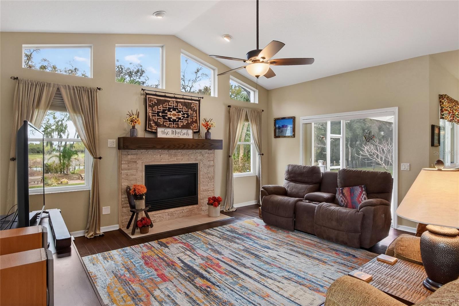 Image 14 of 76 For 858 Hanover Way