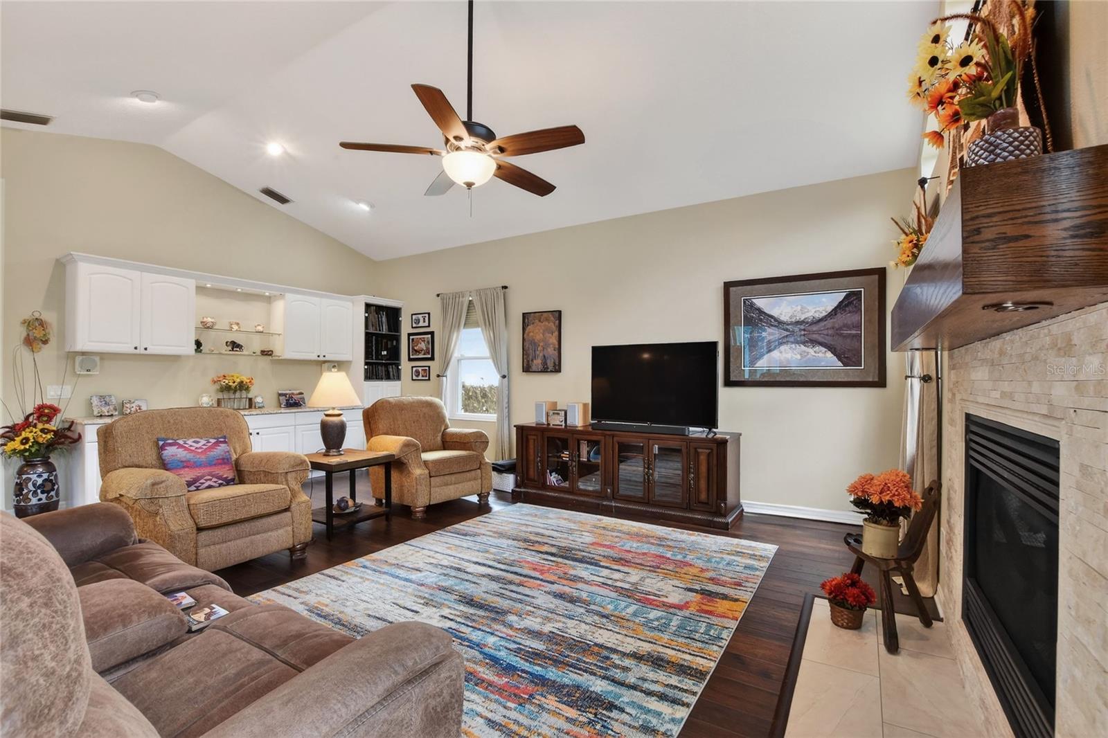 Image 15 of 76 For 858 Hanover Way