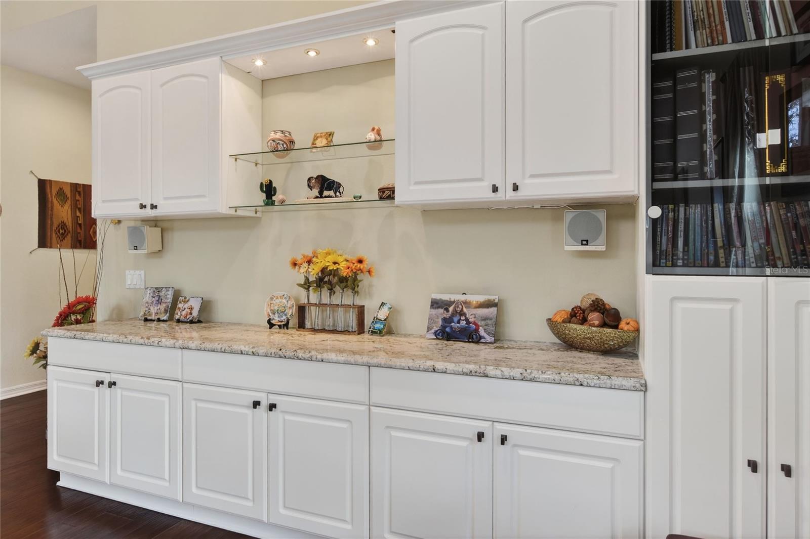 Image 16 of 76 For 858 Hanover Way