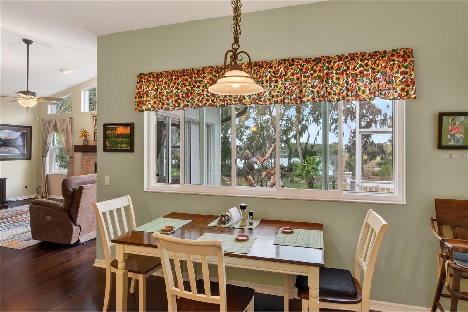 Image 19 of 76 For 858 Hanover Way