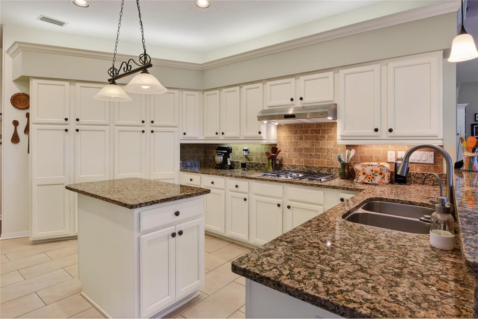 Image 21 of 76 For 858 Hanover Way