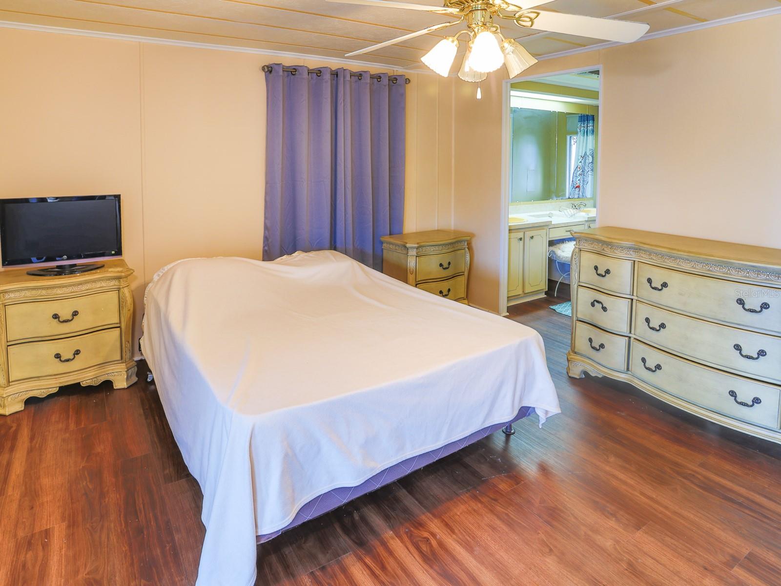 Image 19 of 47 For 2055 Floral Avenue 238