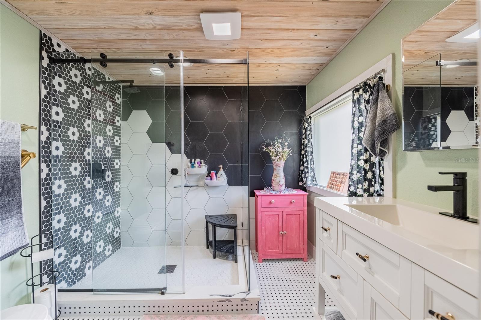 Image 20 of 49 For 601 Charles Street