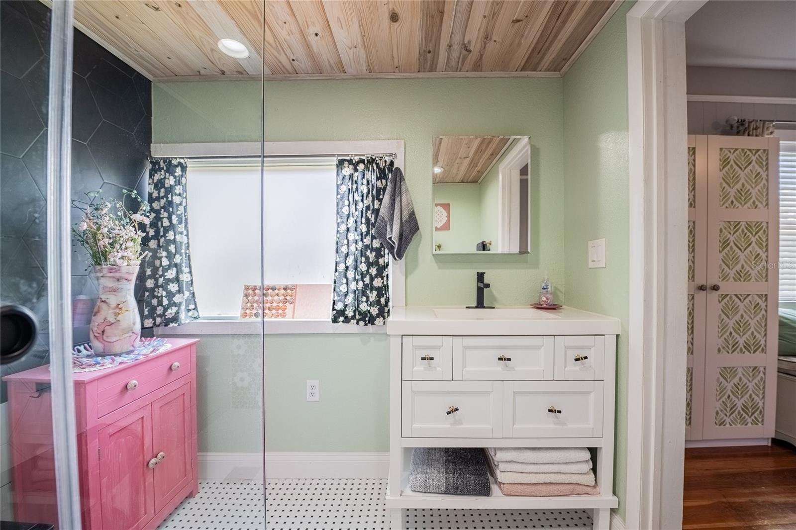 Image 21 of 49 For 601 Charles Street