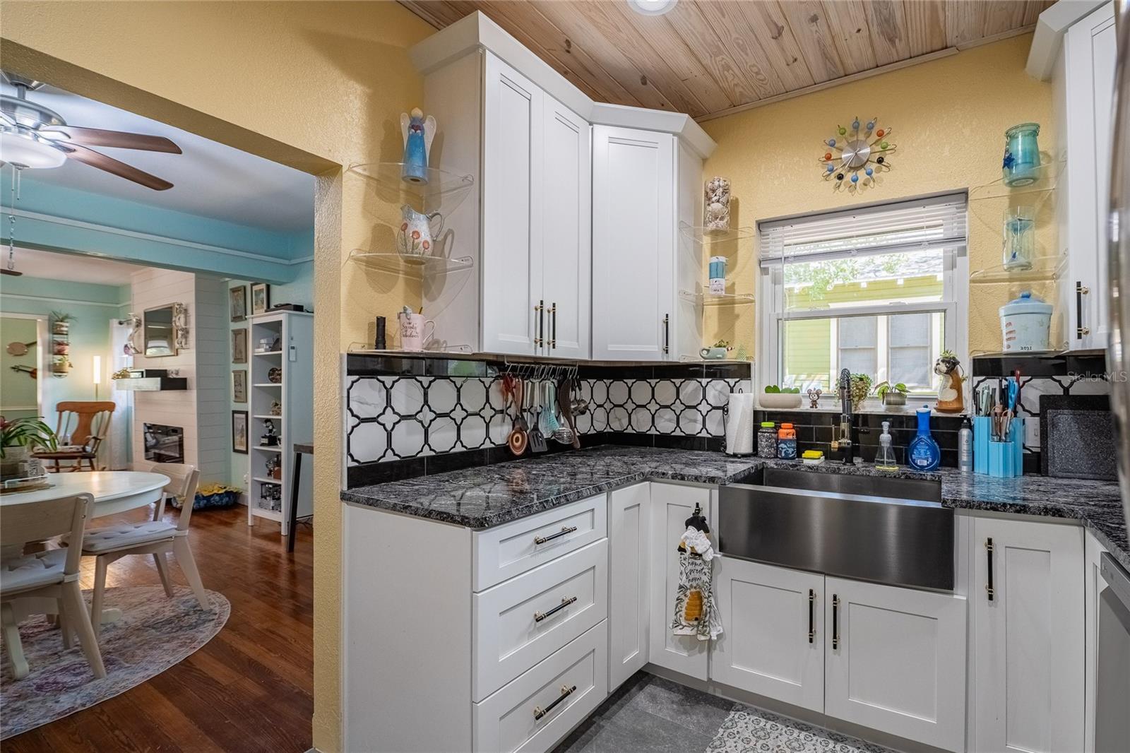 Image 3 of 49 For 601 Charles Street