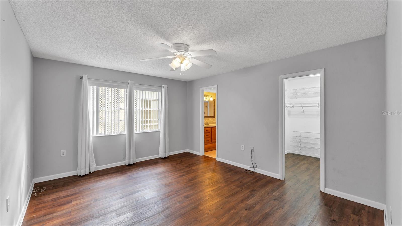 Image 17 of 29 For 553 Villa Vista Boulevard