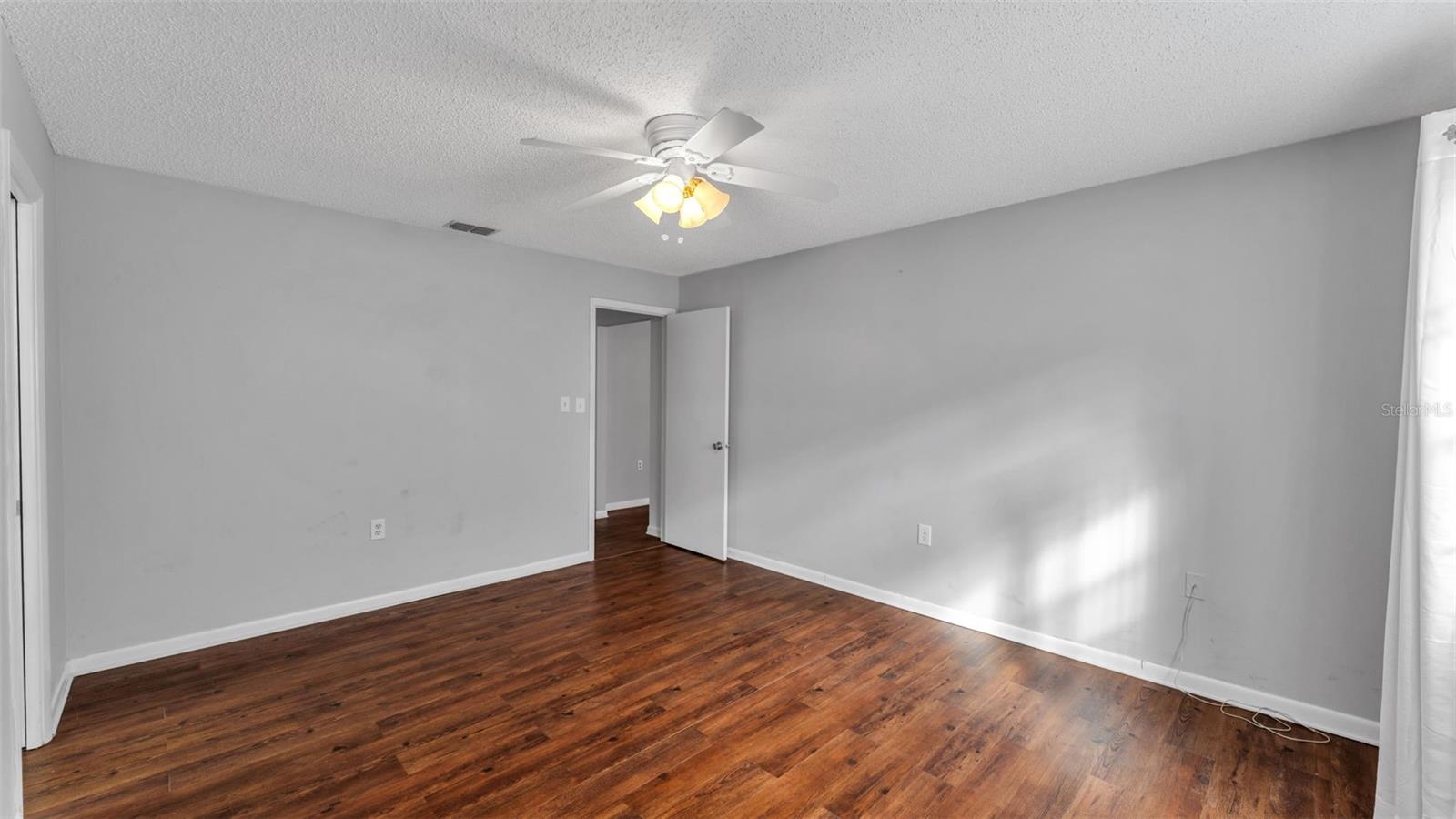 Image 18 of 29 For 553 Villa Vista Boulevard