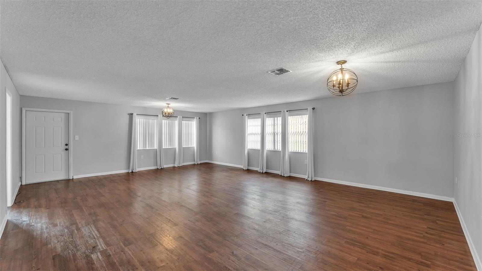 Image 6 of 29 For 553 Villa Vista Boulevard