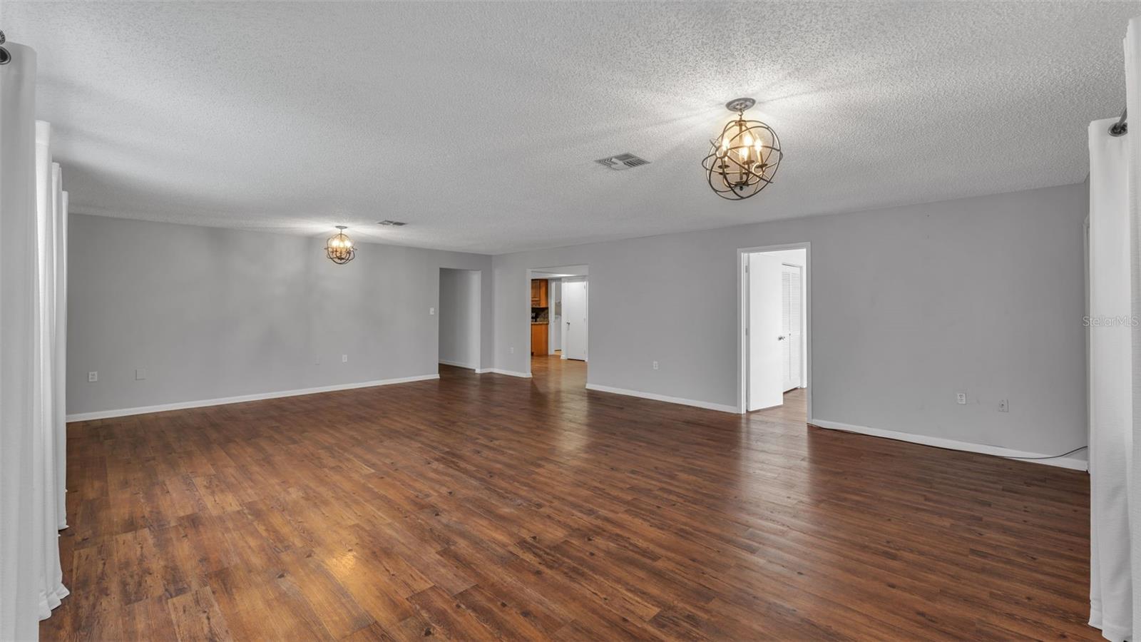 Image 7 of 29 For 553 Villa Vista Boulevard