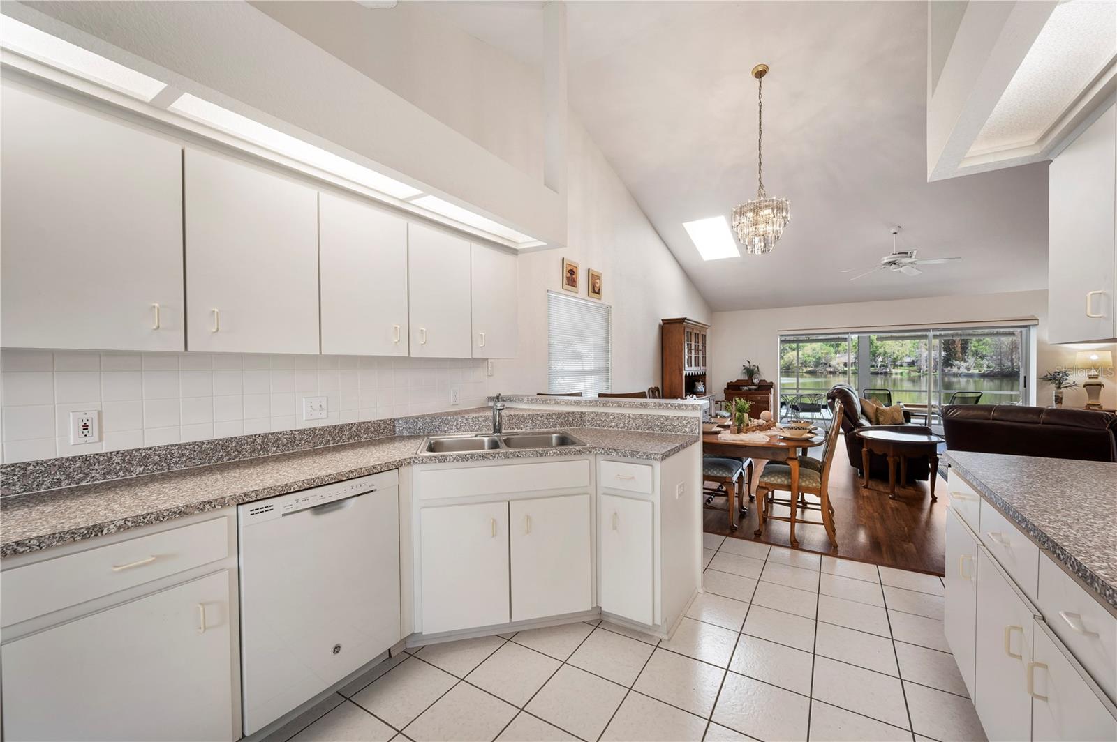 Image 21 of 63 For 725 Peninsular Drive