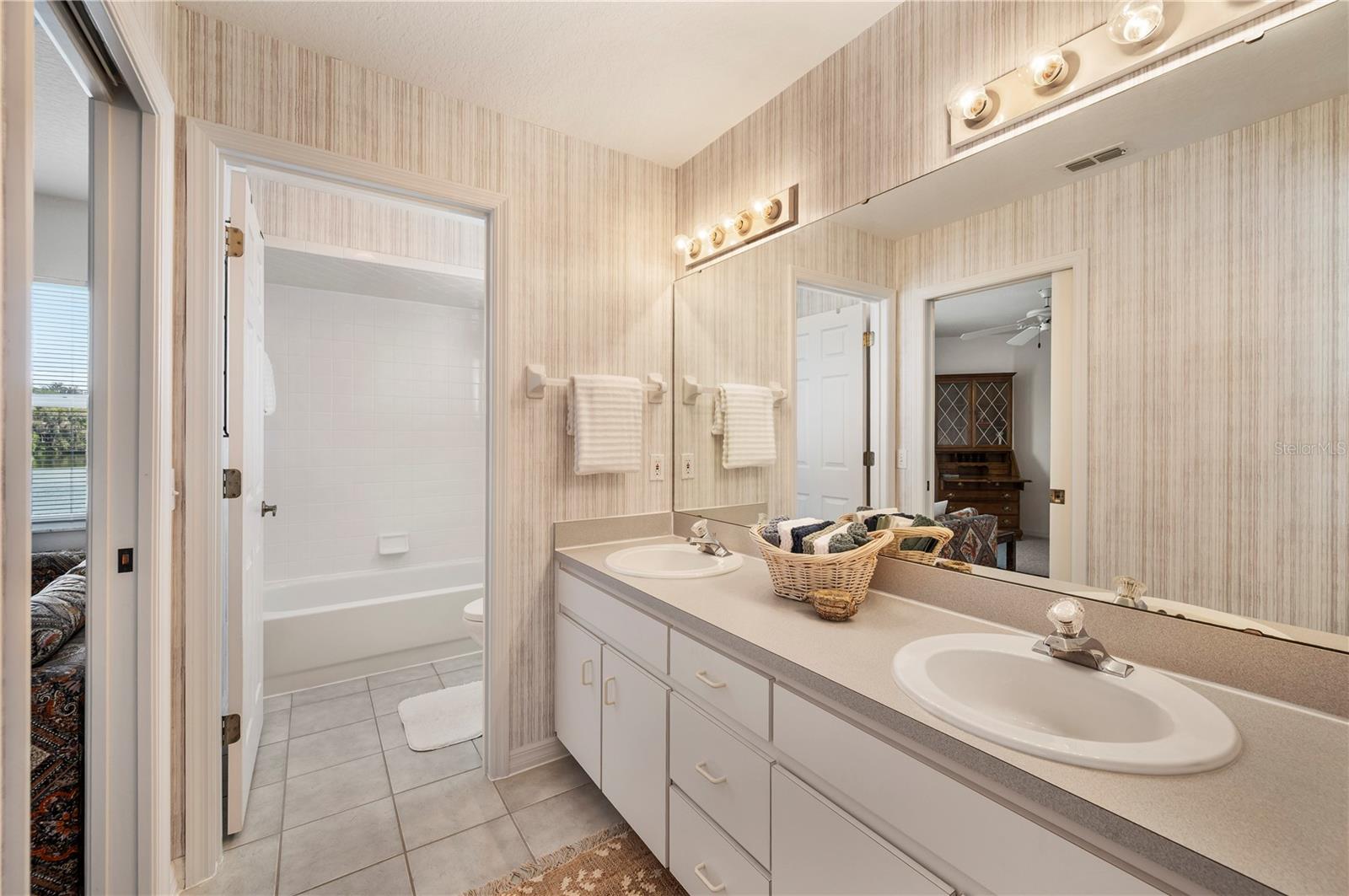 Image 36 of 63 For 725 Peninsular Drive