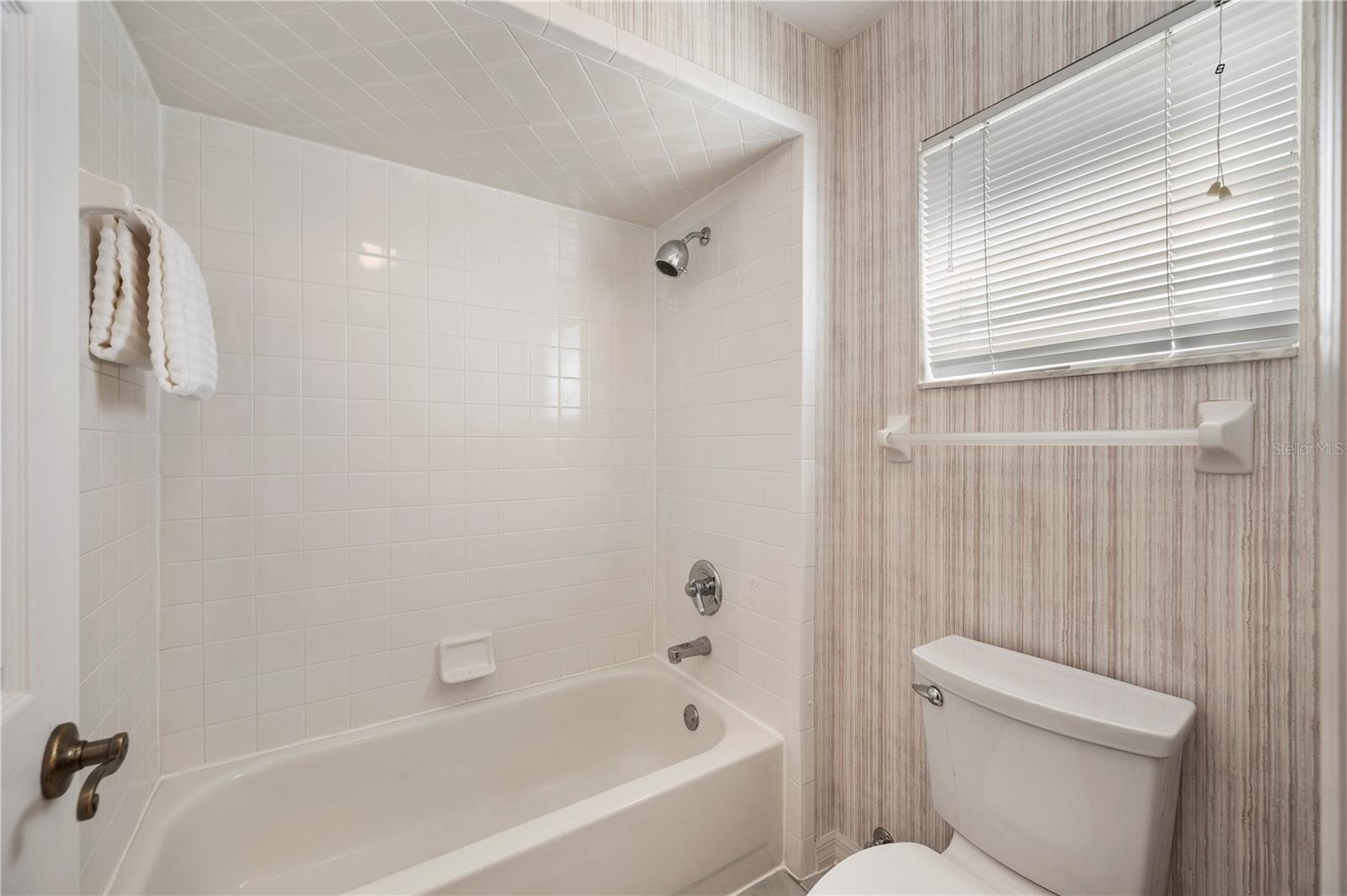 Image 38 of 63 For 725 Peninsular Drive