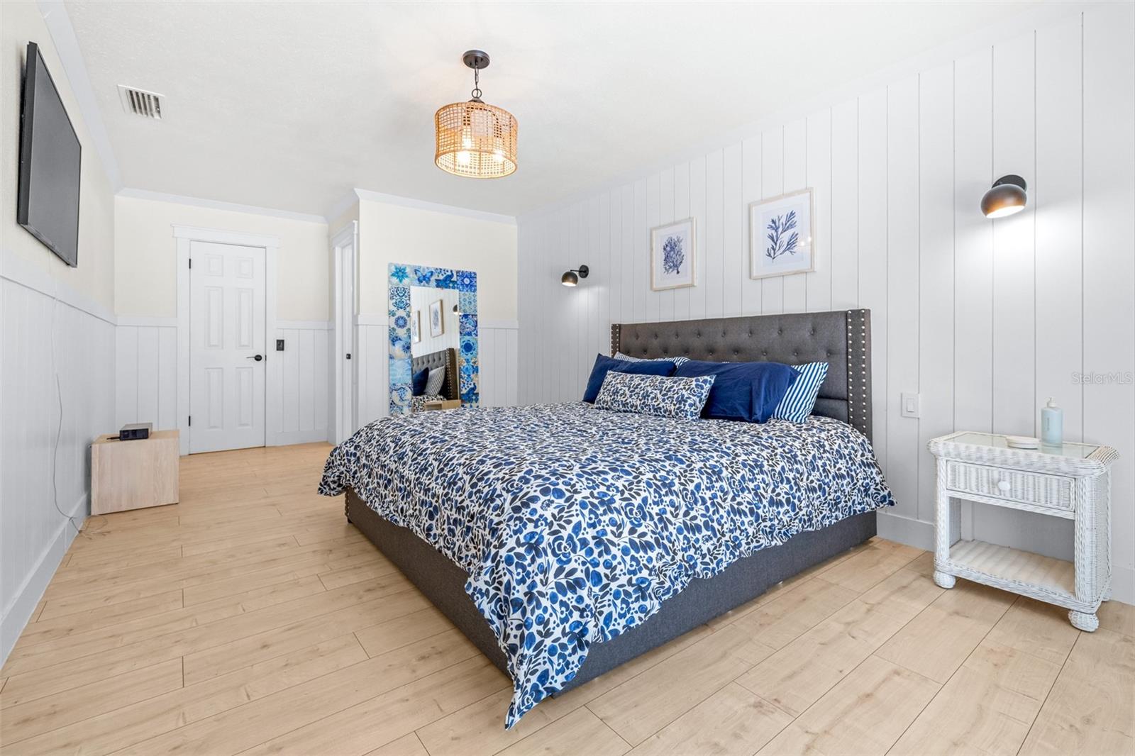 Image 18 of 56 For 210 Nassau Road