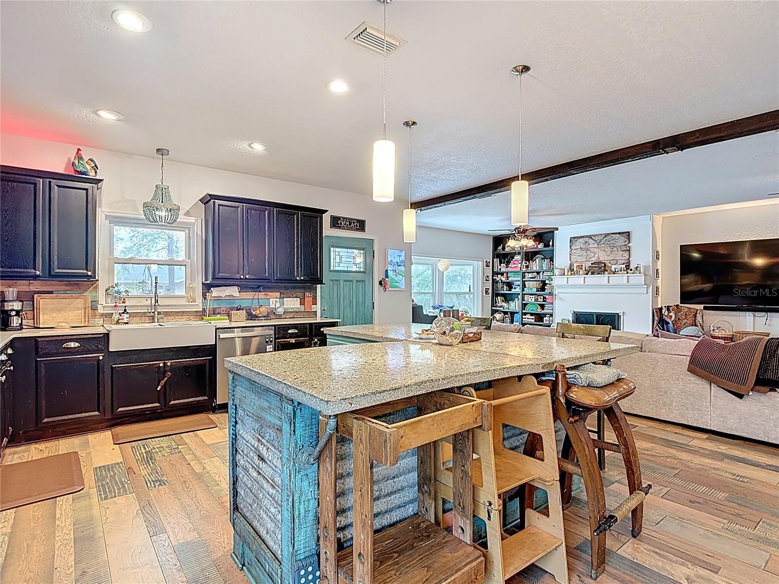 Image 34 of 92 For 105 Comanche Avenue