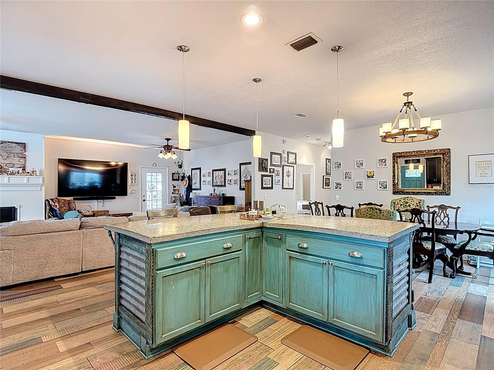 Image 36 of 92 For 105 Comanche Avenue