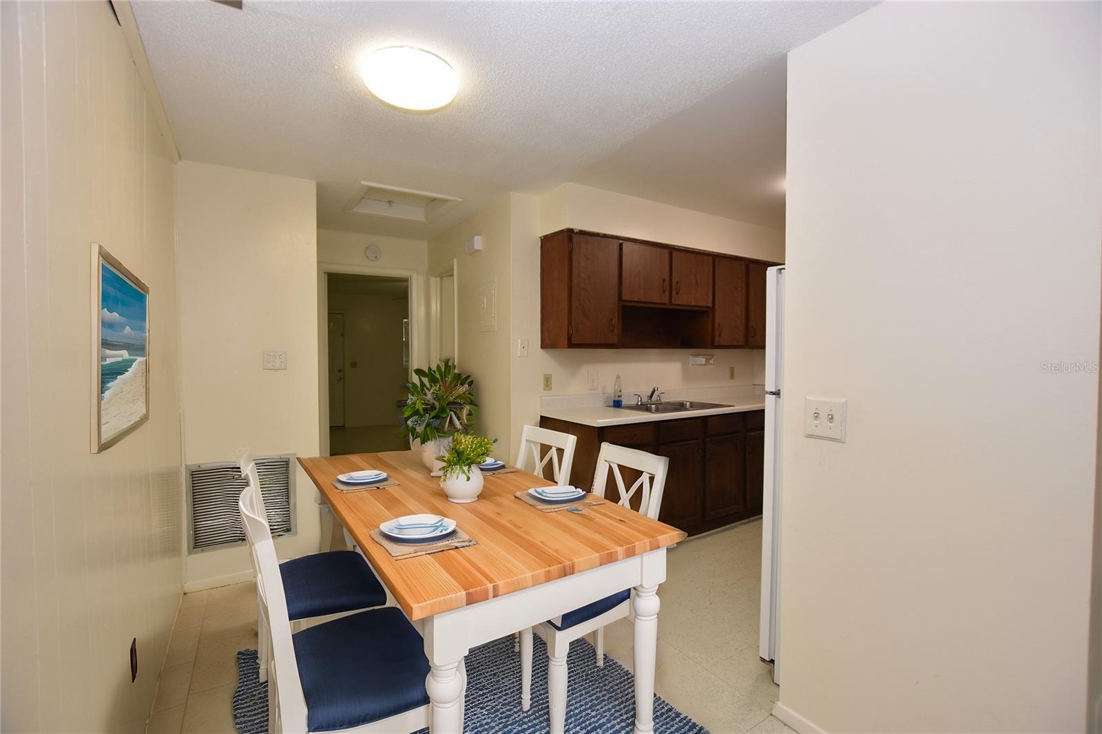 Image 6 of 17 For 619 Robin Road 3