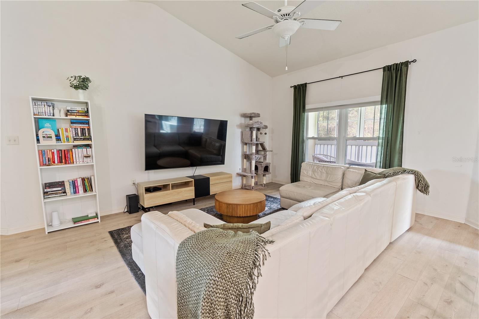 Listing photo id 14 for 3818 Serenade Lane 3818