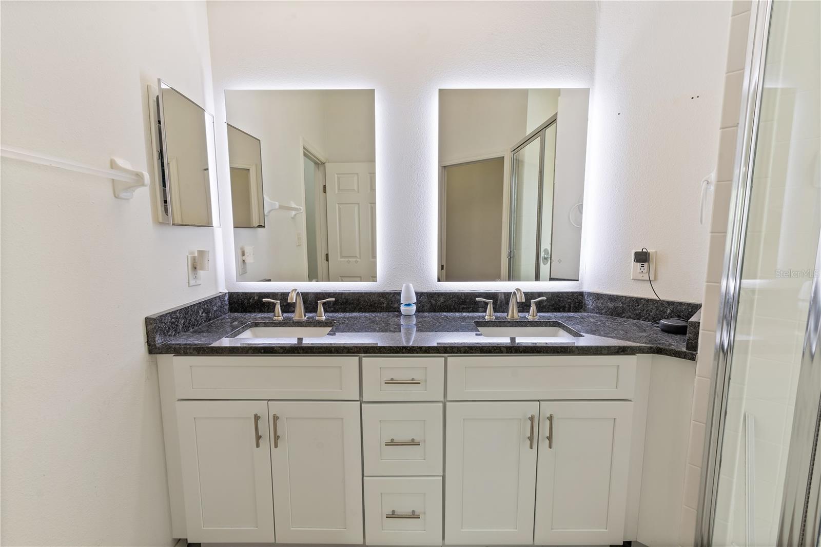 Listing photo id 7 for 3818 Serenade Lane 3818