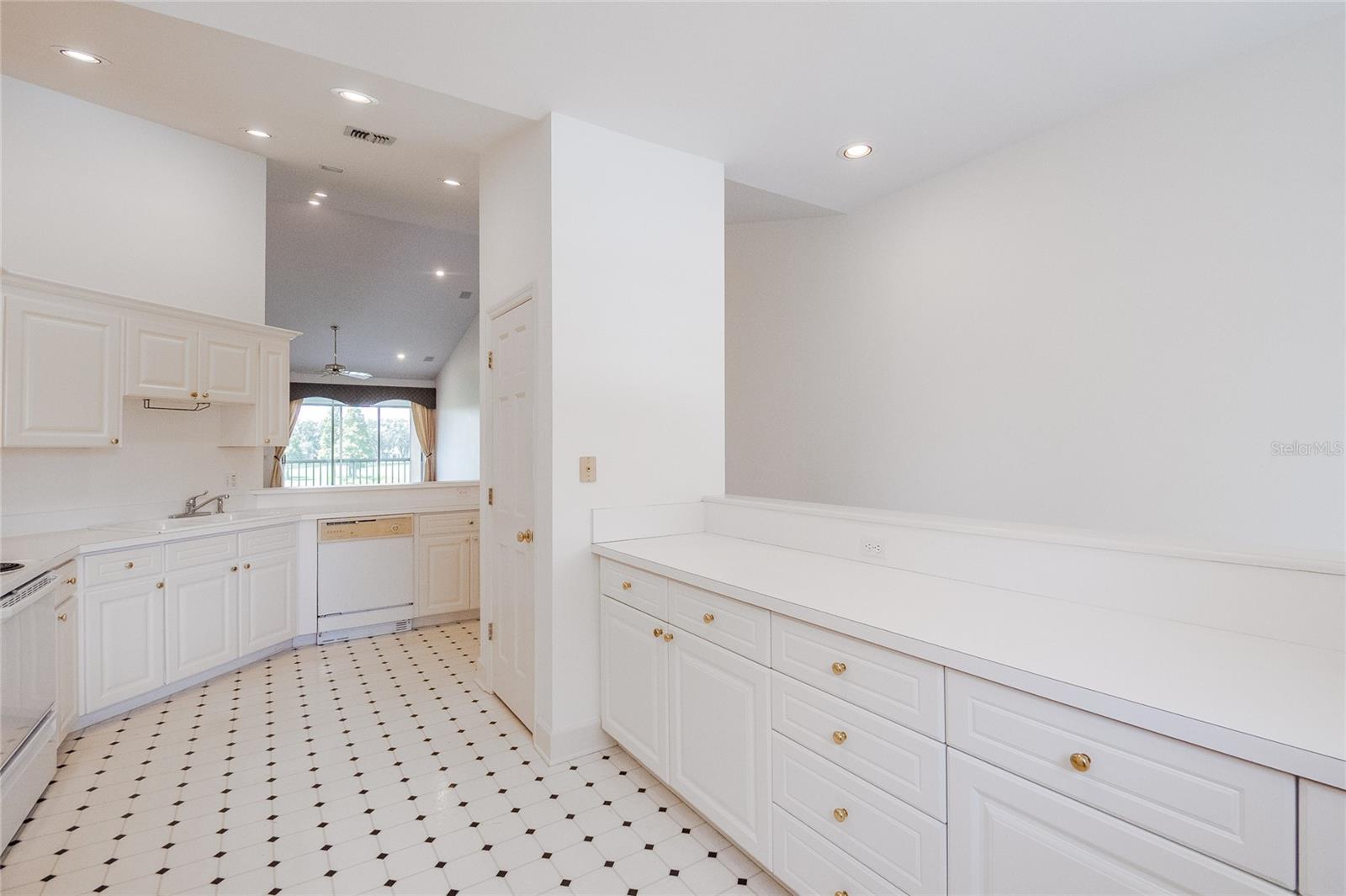 Image 13 of 34 For 447 Enclave Place 447