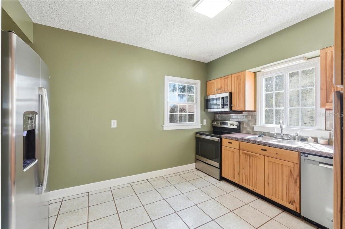 Image 10 of 41 For 624 Avenue A Ne