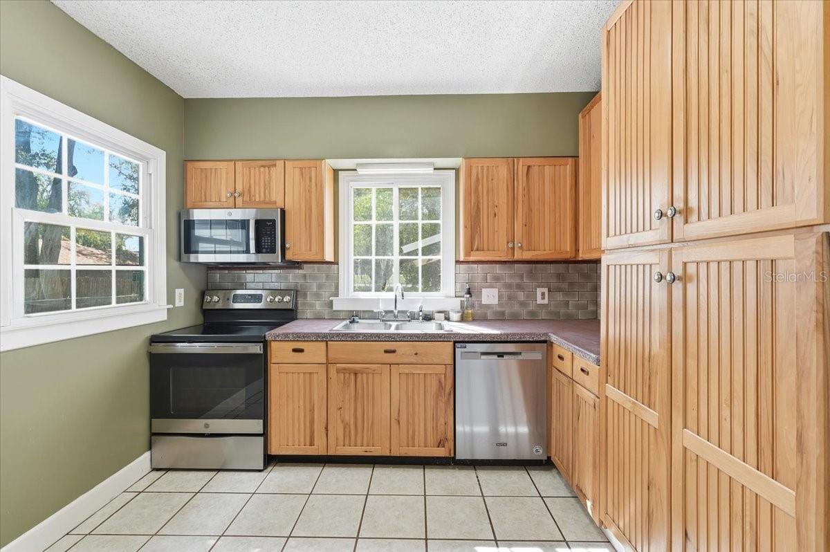 Image 11 of 41 For 624 Avenue A Ne