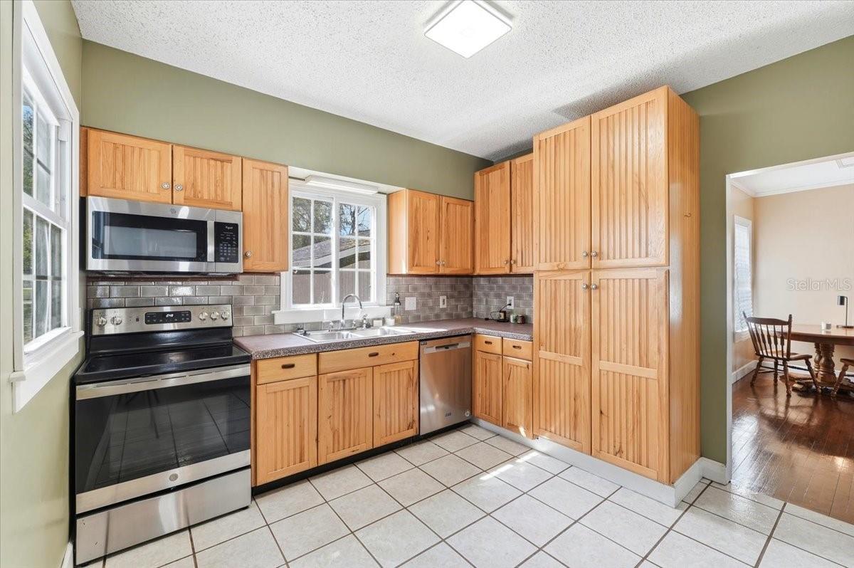 Image 3 of 41 For 624 Avenue A Ne