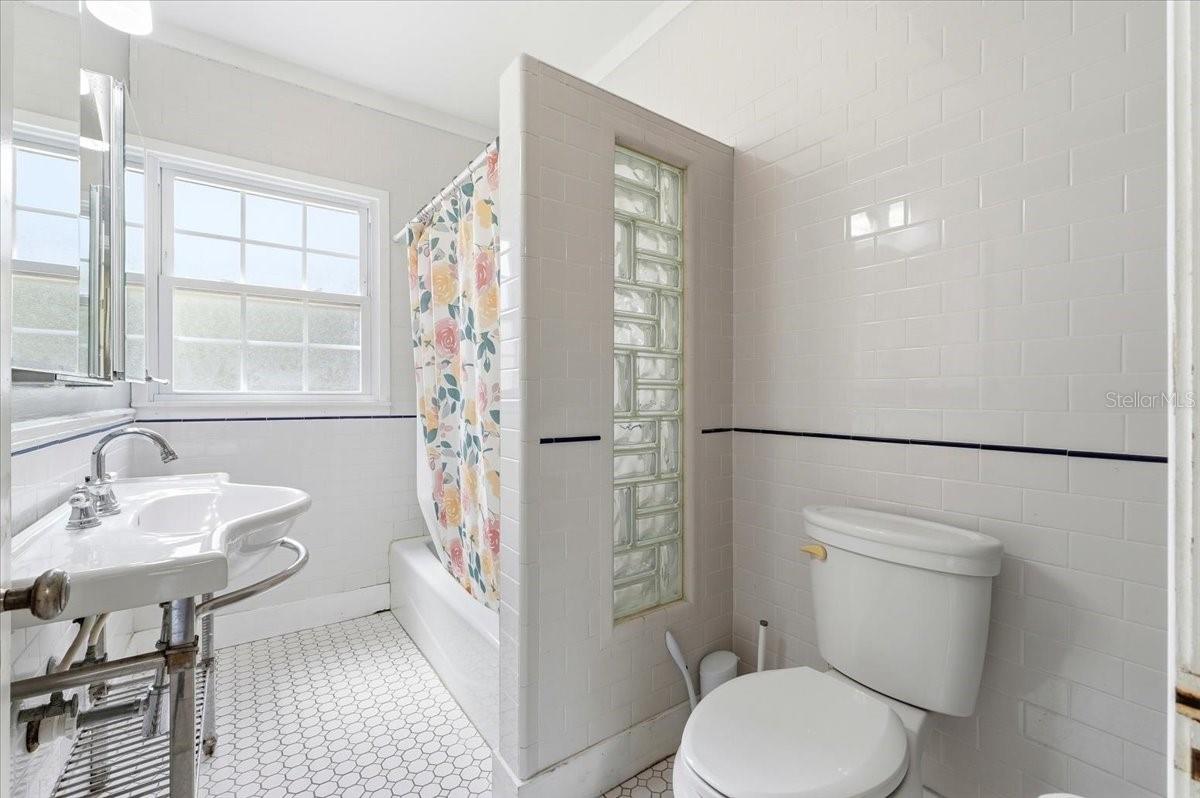 Image 4 of 41 For 624 Avenue A Ne