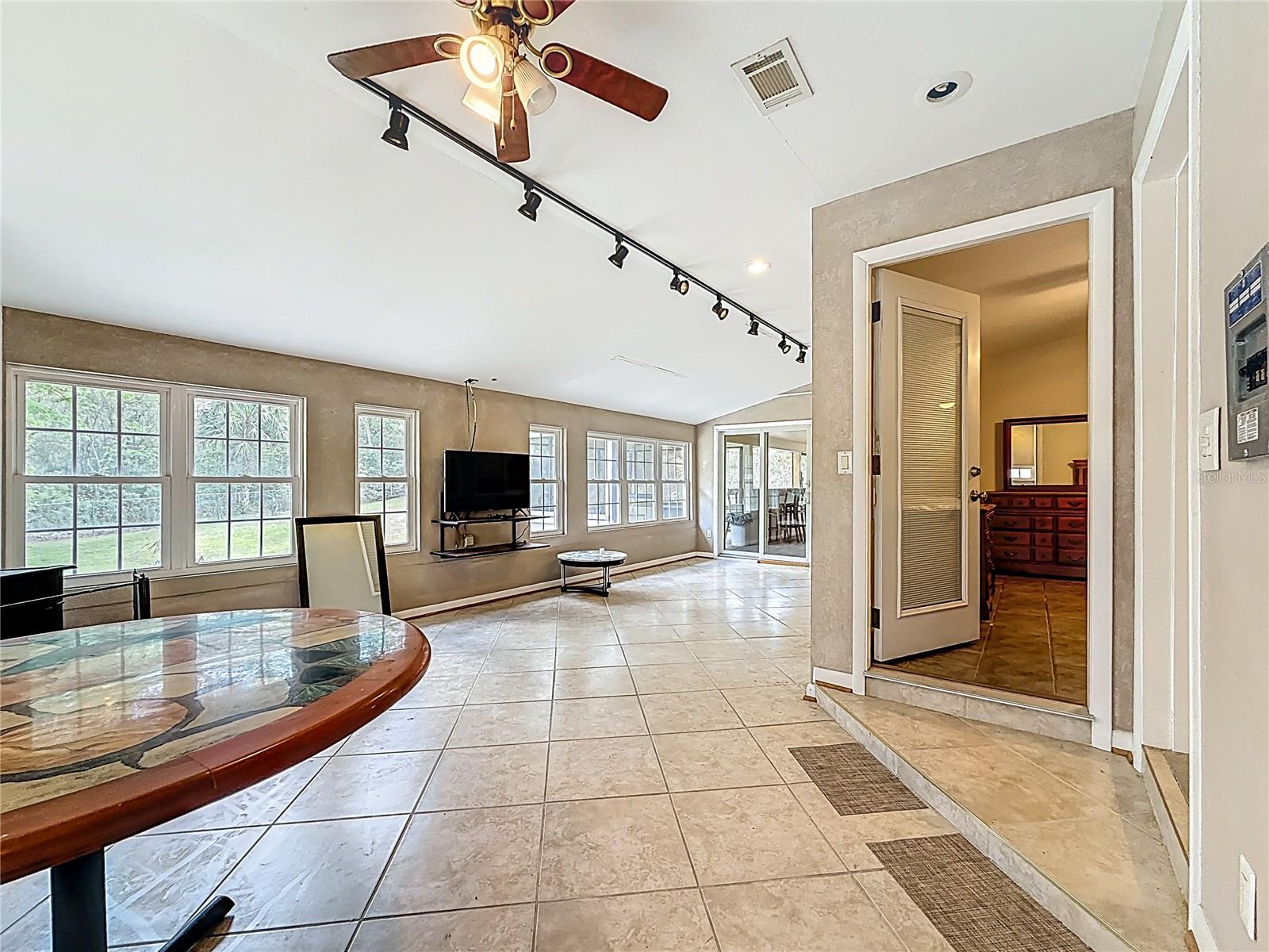 Image 44 of 100 For 1518 Dawn Heights Drive