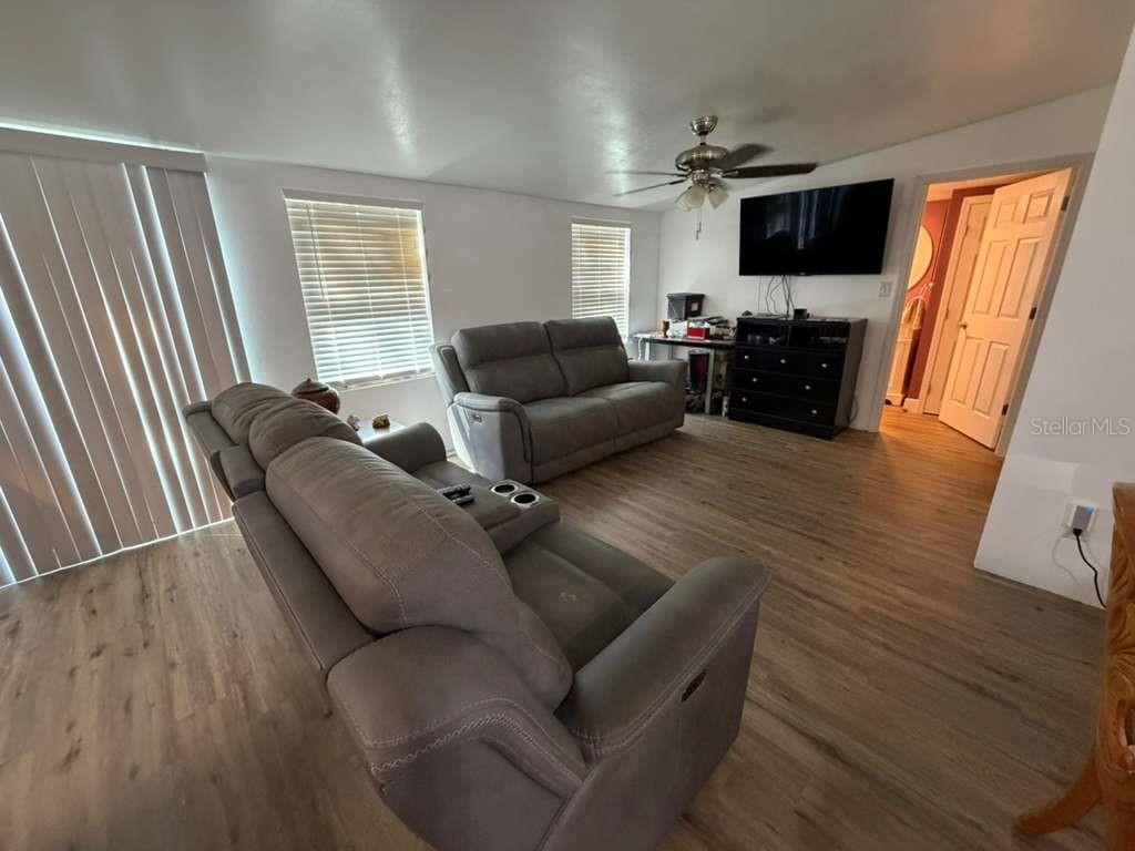 Image 3 of 17 For 2412 Island Oaks W