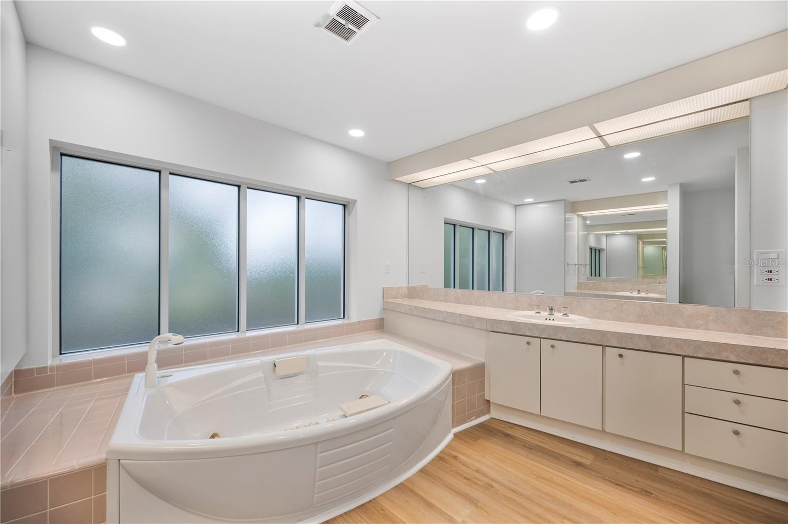 Image 28 of 67 For 210 Palm Drive