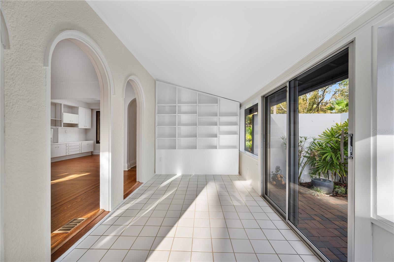 Image 9 of 67 For 210 Palm Drive