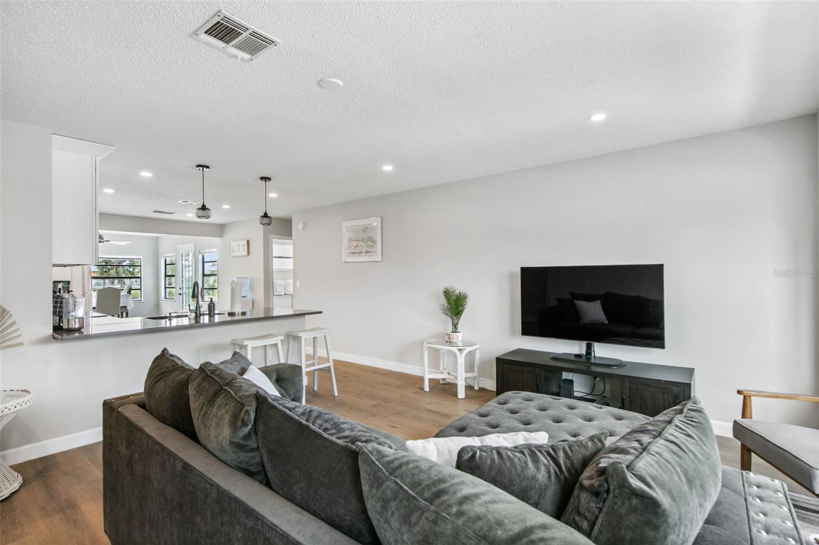 Image 6 of 21 For 7113 Regina Drive