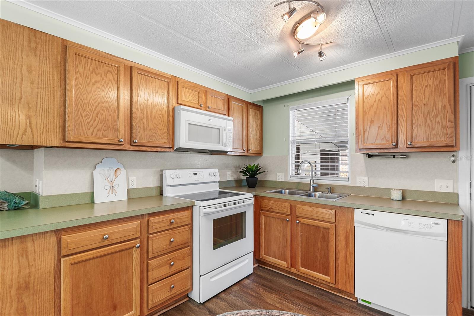 Image 4 of 38 For 914 Pine Ridge Drive