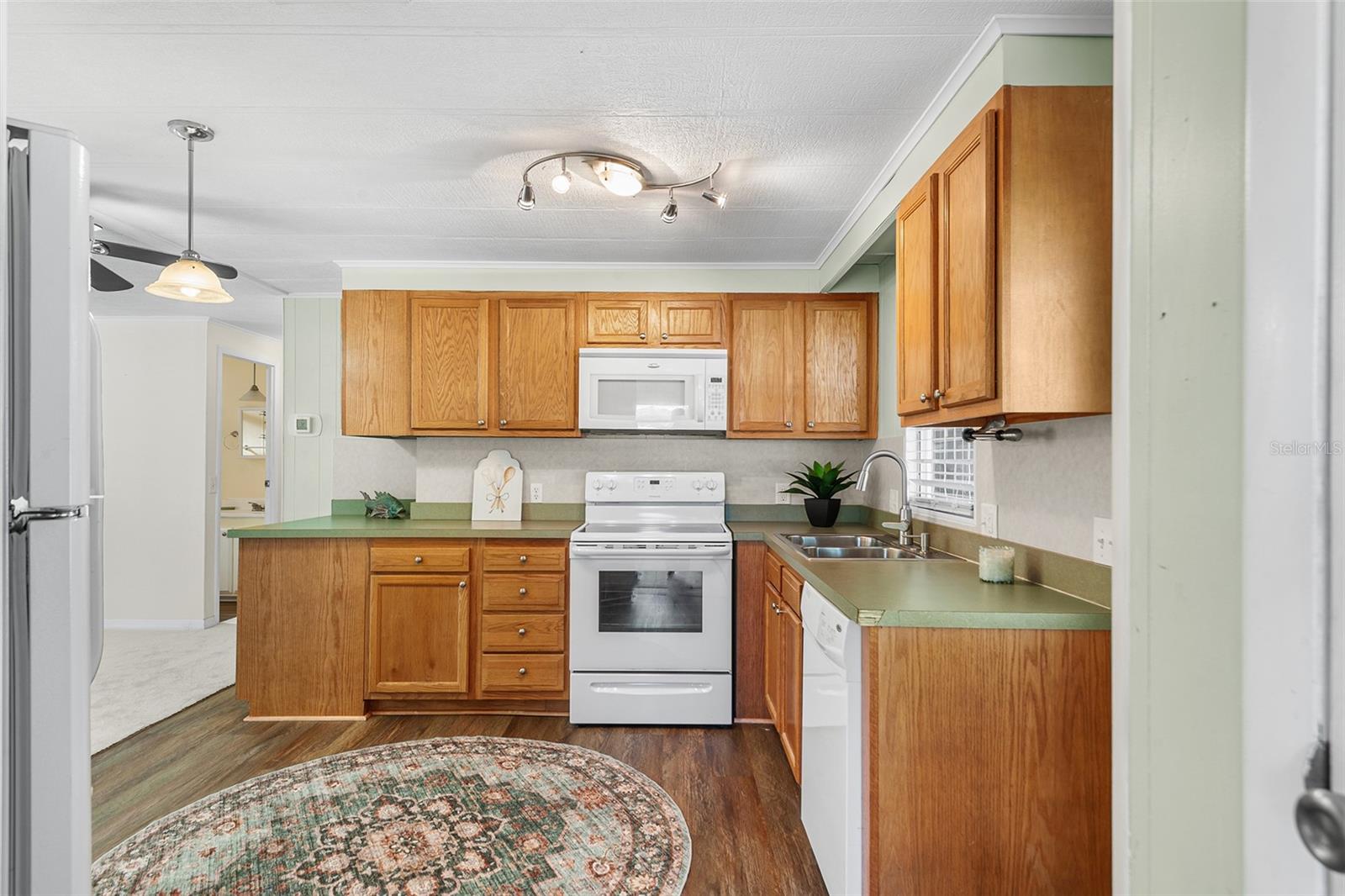 Image 5 of 38 For 914 Pine Ridge Drive