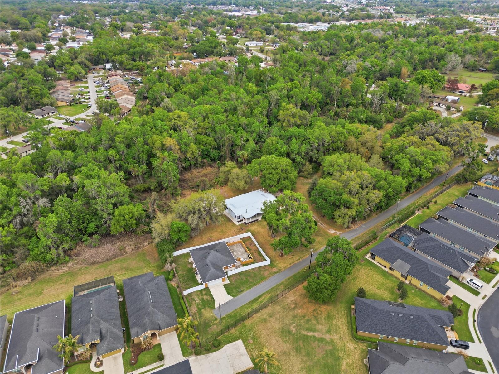 Image 4 of 70 For 1033 Oak Lane