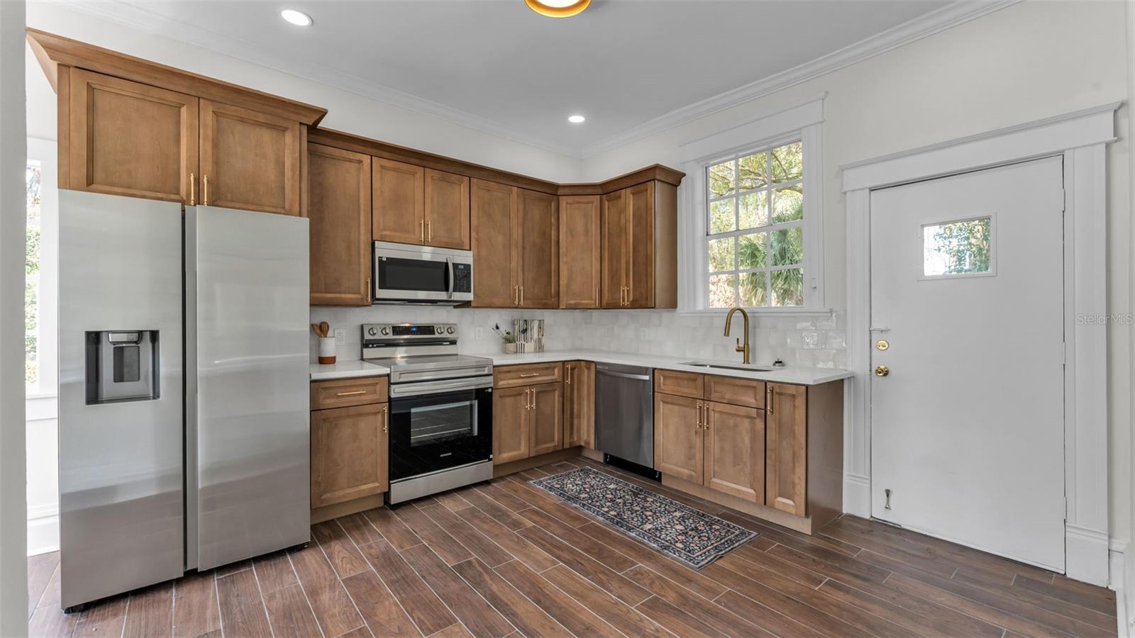 Image 11 of 47 For 535 Jackson Avenue