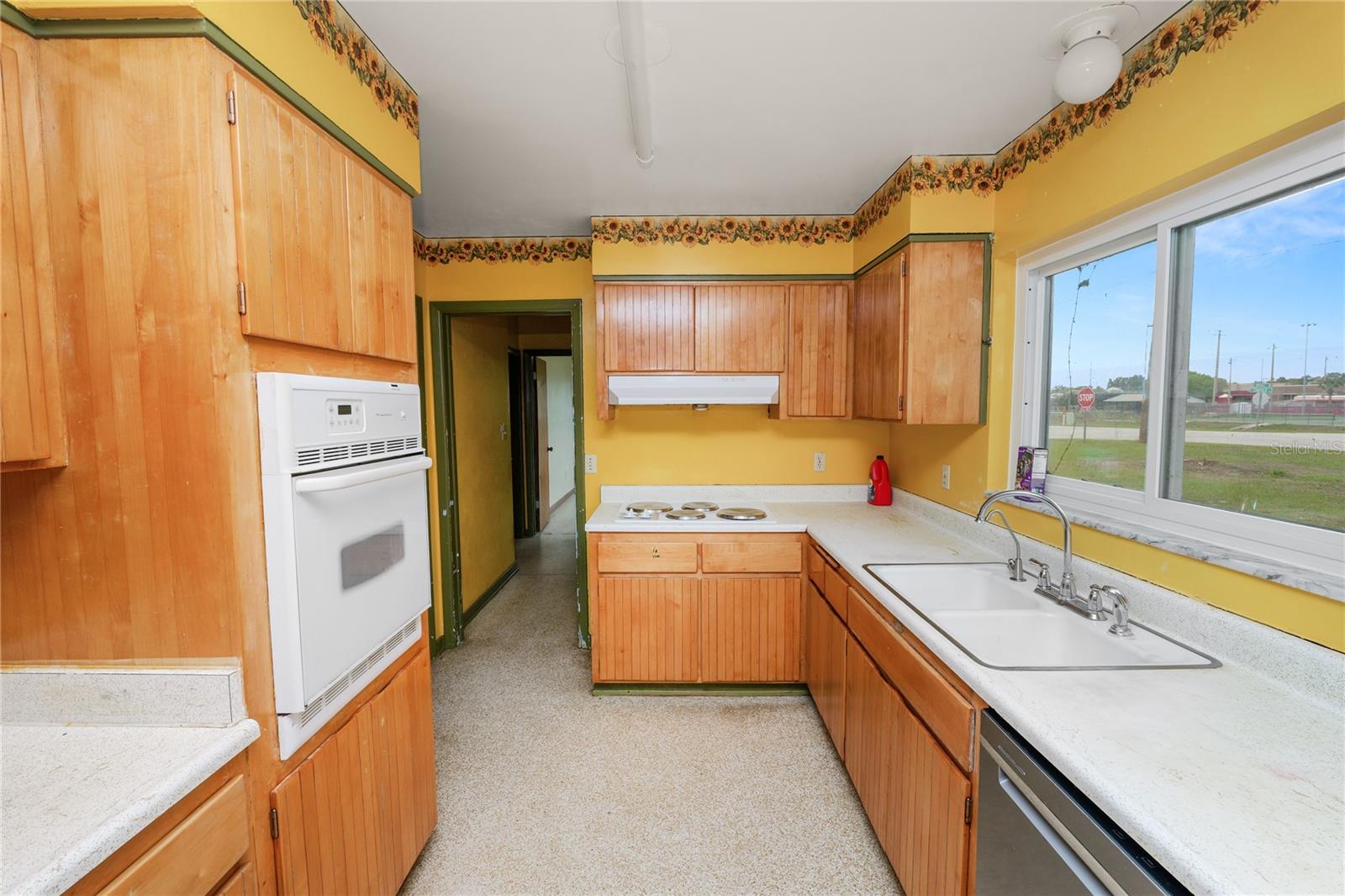 Image 18 of 52 For 800 Canfield Street