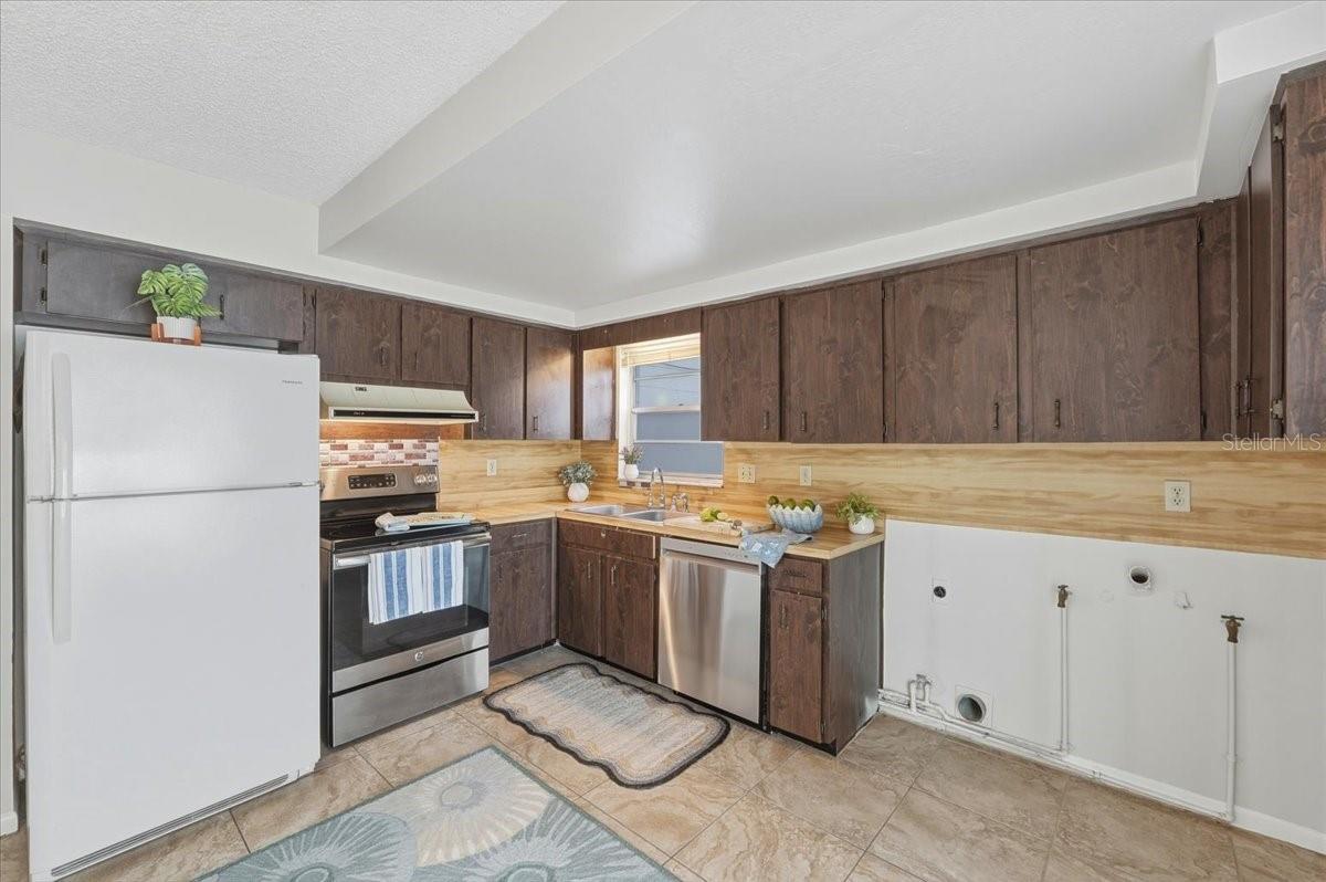 Image 10 of 25 For 740 Pearl Street E