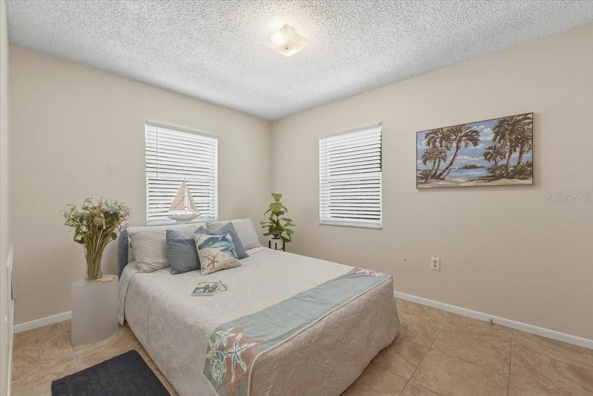 Image 13 of 25 For 740 Pearl Street E