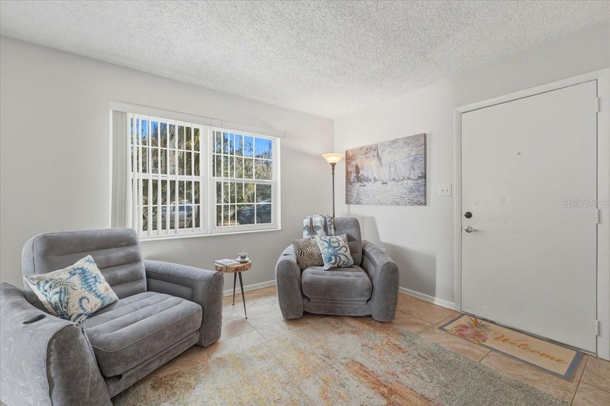 Image 4 of 25 For 740 Pearl Street E