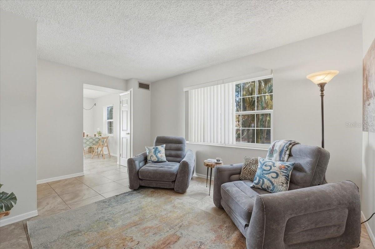 Image 5 of 25 For 740 Pearl Street E