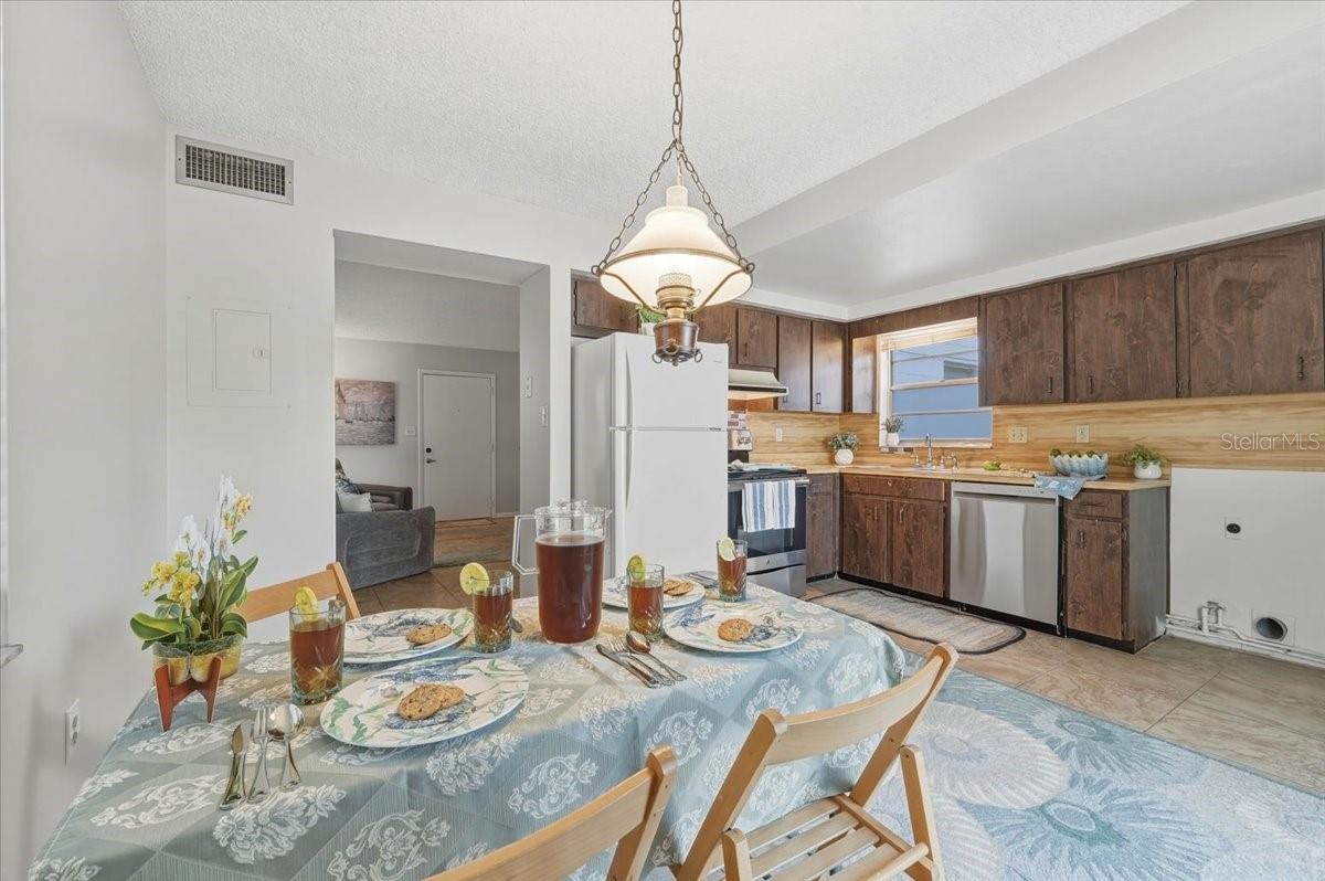 Image 6 of 25 For 740 Pearl Street E