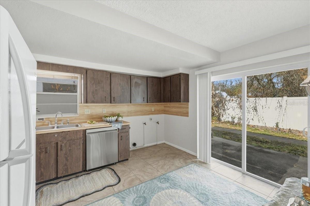 Image 8 of 25 For 740 Pearl Street E