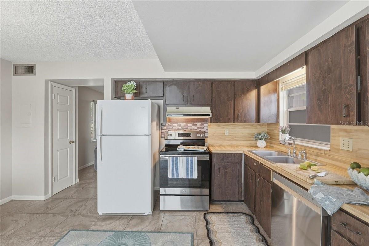 Image 9 of 25 For 740 Pearl Street E